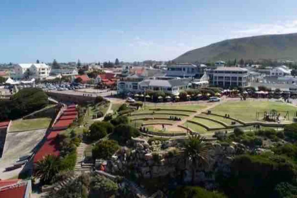 Central Modern Studio Apartment, Hermanus Waterfront Ngoại thất bức ảnh